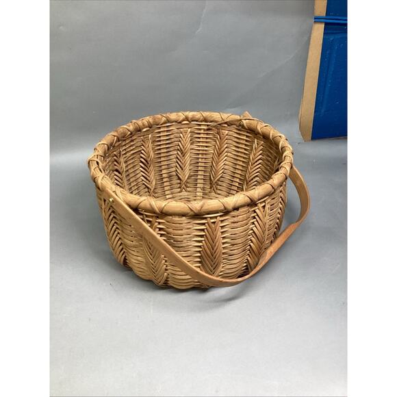 Vintage Oval Woven Basket With Handle - 13x11.5x7” - Picture 7 of 13